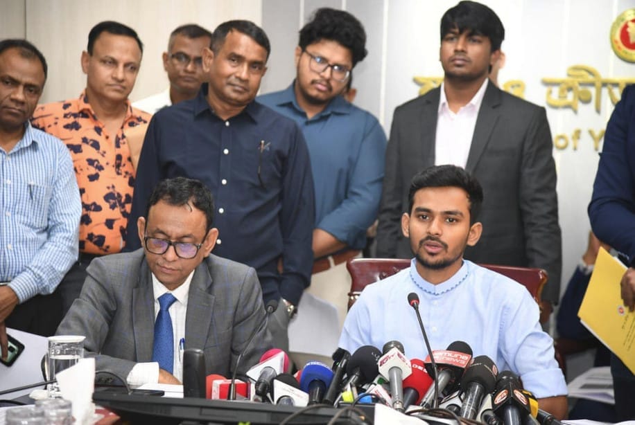 ১০০ দিনে ৮৬২৭৭ জনের কর্মসংস্থান সৃষ্টি করেছে সরকার অন্তর্বর্তী সরকার ১০০ দিনে বিভিন্ন মন্ত্রণালয়ের অধীনে ৮৬ হাজার ২৭৭ জনের কর্মসংস্থান সৃষ্টি করেছে। রোববার যুব ও ক্রীড়া মন্ত্রণালয় এবং শ্রম ও কর্মসংস্থান মন্ত্রণালয়ের ১০০ দিনের কার্যক্রমের অগ্রগতি সংক্রান্ত সংবাদ সম্মেলনে যুব ও ক্রীড়া সচিব মো. রেজাউল মাকছুদ জাহেদী এ তথ্য জানান। এ সময় যুব ও ক্রীড়া মন্ত্রণালয়ের উপদেষ্টা আসিফ মাহমুদ সজীব ভূঁইয়া উপস্থিত ছিলেন। গত ১০ নভেম্বর আসিফ মাহমুদকে শ্রম মন্ত্রণালয়ের পরিবর্তে স্থানীয় সরকার, পল্লী উন্নয়ন ও সমবায় মন্ত্রণালয়ের দায়িত্ব দেওয়া হয়। যুব ও ক্রীড়া সচিব বলেন, যুব উন্নয়ন অধিদপ্তরের আওতায় কর্মপ্রত্যাশী যুবকদের সরকারি-বেসরকারি কর্মে নিয়োজিত এবং আত্মকর্মসংস্থানের লক্ষ্যে ২০২৪-২০২৫ অর্থবছরে ২ লাখ ৬৪ হাজার ৮০ জনের প্রাতিষ্ঠানিক ও অপ্রাতিষ্ঠানিক প্রশিক্ষণের লক্ষ্যমাত্রা নির্ধারণ করা হয়েছে। বিগত ১০০ দিনে ১৯ হাজার ৪৫২ জনকে প্রশিক্ষণ দেওয়া হয়েছে এবং বর্তমানে ৫২ হাজার ১১৫ জন যুব প্রশিক্ষণরত। তিনি বলেন, বিগত ১০০ দিনে নতুন কর্মসংস্থান হিসেবে জনপ্রশাসন মন্ত্রণালয়, শ্রম ও কর্মসংস্থান মন্ত্রণালয়, তথ্য ও যোগাযোগ প্রযুক্তি বিভাগ, বিপিএসসি, যুব ও ক্রীড়া মন্ত্রণালয়, মহিলা ও শিশু বিষয়ক মন্ত্রণালয় সর্বমোট রাজস্ব ও প্রকল্প খাতে নতুন ৮৬ হাজার ২৭৭ জনের কর্মসংস্থানের সৃষ্টি করেছে। এর মধ্যে ২ হাজার ৪৬৮ জনের রাজস্ব খাতে ও প্রকল্প খাতে (আত্মকর্মী ও উদ্যোক্তা) ৮৩ হাজার ৮০৯ জনের কর্মসংস্থান সৃষ্টি করেছে সরকার। দুই বছরে সরকারিভাবে ৫ লাখ কর্মসংস্থান সৃষ্টির লক্ষ্যমাত্রা নির্ধারণ করা হয়েছে বলেও জানান সচিব। রেজাউল মাকছুদ জাহেদী আরও বলেন, ট্রাফিক ব্যবস্থাপনা ও সামাজিক সচেতনতা বিষয়ক প্রশিক্ষণ কোর্সে মোট সাতটি ব্যাচে ২ হাজার ১০০ জনকে প্রশিক্ষণের উদ্যোগ গ্রহণ করা হয়েছে। এর মধ্যে ৭১০ জনকে প্রশিক্ষণ দেওয়া হয়েছে। প্রশিক্ষণপ্রাপ্ত প্রশিক্ষণার্থীদের মধ্যে ট্রাফিক পুলিশের সহায়ক পুলিশ হিসেবে ২৩১ জনকে নিয়োগ দেওয়া হয়েছে এবং অবশিষ্ট নিয়োগ কর্যক্রম চলমান।