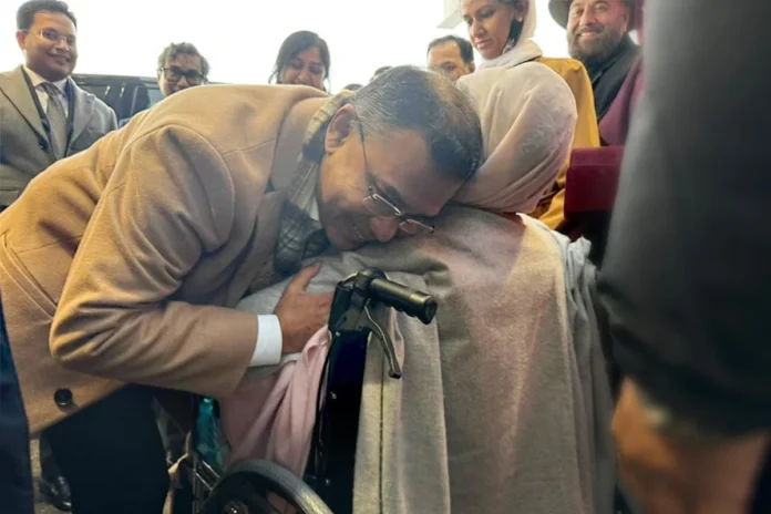 লন্ডনে খালেদা জিয়া: মা-ছেলের আবেগঘন আলিঙ্গন