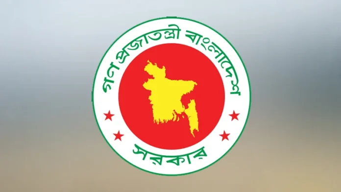 এদিকে বিশ্বজুড়েই মূল্যস্ফীতির উল্লম্ফন চলছে। বৈশ্বিক গতিধারা বিশ্লেষণ করে দেখা গেছে, ২০২৫ সালে চীনের গড় মূল্যস্ফীতি ১ দশমিক ৭ শতাংশ, ভারতের ৪ দশমিক ১ শতাংশ, জাপানের ২ শতাংশ ও যুক্তরাজ্যের ২ শতাংশ এবং যুক্তরাষ্ট্রের ১ দশমিক ৯ শতাংশে উঠবে। এছাড়া মধ্যপ্রাচ্যে ১০ দশমিক ৭ শতাংশ, উন্নত অর্থনীতির দেশগুলোতে ২ শতাংশ, ইউরোপীয় ইউনিয়নে ২ দশমিক ৩ শতাংশ, উদীয়মান ও উন্নয়নশীল দেশগুলোতে ৫ দশমিক ৯ শতাংশ, উদীয়মান ও উন্নয়নশীল এশিয়াতে মূল্যস্ফীতি পৌঁছবে ২ দশমিক ৭ শতাংশে। এই মূল্যস্ফীতি মোকাবিলায় দক্ষিণ এশিয়ার অনেক দেশ স্থানীয় মুদ্রা বিনিময় হারের সঙ্গে সমন্বয় করে মিশনে চাকরিজীবীদের বৈদেশিক ভাতা পুনঃনির্ধারণ করেছে। সেটি বিশ্লেষণ করে দেখা গেছে, দক্ষিণ এশিয়ার মধ্যে ভারত, পাকিস্তান ও শ্রীলংকা তাদের মিশনগুলো যে ভাতা দিচ্ছে সে তুলনায় দেশের মিশনগুলোর বিদ্যমান ভাতা অর্ধেকের চেয়েও কম। এতে মূল্যস্ফীতির প্রতিঘাতে বিদেশের মাটিতে অবস্থিত বাংলাদেশের মিশনে কর্মরত সরকারি চাকরিজীবীরা একরকম কঠিন অবস্থার মুখোমুখি হয়ে পড়েন। এ ছাড়া দেশের বিভিন্ন মিশনের বাড়ি ভাড়াসহ অন্যান্য ভাতা প্রতি তিন বছর অন্তর সমন্বয় করা হলেও ২০১২ সালের পর বৈদেশিক ভাতা বাড়ানো হয়নি। জানা গেছে, এর আগে ২০১২ সালে কূটনৈতিক মিশনের চাকরিজীবীদের আপ্যায়ন ও বৈদেশিক ভাতা এক লাফে ৪০ শতাংশ বাড়ানো হয়েছিল। সেটি ছিল প্রত্যাশার চেয়ে বেশি। যে কারণে দীর্ঘ ১২ বছরে ধরে এ খাতে ভাতা পুনঃনির্ধারণ করা হয়নি। জানা গেছে, বৈদেশিক মিশনের ভাতা বাড়ানোর প্রসঙ্গে প্রথমে অর্থ বিভাগকে একটি আধা-সরকারি পত্র দিয়েছিল পররাষ্ট্র মন্ত্রণালয়। সেখানে বলা হয়, ২০১২ সালের পর গত ১২ বছরে বিদেশে অবস্থিত বাংলাদেশের মিশনে কর্মরত কর্মকর্তা ও কর্মচারীদের বৈদেশিক ভাতা ও আপ্যায়ন ভাতা পুনঃনির্ধারণ (বৃদ্ধি) করা হয়নি। বর্তমান কূটনীতিকগণ বহির্বিশ্বে প্রতিনিধিত্বের মাধ্যমে জাতীয় স্বার্থ সংরক্ষণে গুরুত্বপূর্ণ ভূমিকা রাখছে। সেখানে আরও বলা হয় মাথাপিছু জাতীয় আয় গত ১২ বছরে প্রায় দ্বিগুণ হলেও বৈদেশিক ও আপ্যায়ন ভাতা বৃদ্ধি না পাওয়ায় সার্বিক অগ্রগতির সুফল মিশনে কর্মকর্তা-কর্মচারীদের কাছে পৌঁছানো সম্ভব হয়নি। অর্থ বিভাগের সংশ্লিষ্ট সূত্রে জানা গেছে, তথ্য-উপাত্ত বিশ্লেষণ করে দেখা গেছে জীবনযাত্রার ব্যয় ধরে ভাতা নির্ধারণ করা হলে সেক্ষেত্রে এ খাতের বাজেট ২২ শতাংশ বৃদ্ধি পায়, যা ডলারের মূল্যে ২৯ লাখ মার্কিন ডলার। এছাড়া ক্রয়ক্ষমতার বিবেচনায় ভাতা বাড়ানো হলে সেক্ষেত্রে ১৮ লাখ মার্কিন ডলার বেশি প্রয়োজন হবে। এ খাতে বরাদ্দ বাড়বে ১৪ শতাংশ। আর মুদ্রার বিনিময় হার হিসাবে ভাতা বাড়ানো হলে বাড়তি ব্যয় হবে ১৯ লাখ মার্কিন ডলার, বাজেটে বরাদ্দ বাড়বে ১২ শতাংশ। সার্বিক বিশ্লেষণ করে ক্ষেত্রবিশেষ এ ভাতা বাড়ানো হয়েছে স্থানীয় মুদ্রার বিনিময় হার সমন্বয় করে। সূত্রমতে, সার্বিক দিক বিশ্লেষণ করে এ ভাতা বাড়ানোর আগে একটি কমিটি গঠন করেছিল অর্থ বিভাগ থেকে। ওই কমিটি সর্বনিম্ন ১০ শতাংশ এবং সর্বোচ্চ ২০ শতাংশ হারে বাড়ানোর সুপারিশ করেছে। তবে সুপারিশগুলো পর্যালোচনা করে ক্ষেত্রবিশেষ দেশগুলোর ক্ষেত্রে সর্বনিম্ন ২ শতাংশ এবং সর্বোচ্চ ৩৩ শতাংশ পর্যন্ত ভাতা বৃদ্ধি করেছে অর্থ বিভাগ। পররাষ্ট্র মন্ত্রণালয় সূত্র জানায়, বর্তমানে বিশ্বের ৬০টি দেশে ৮৪টি কূটনৈতিক মিশন আছে। নতুন করে আরও নয়টি দেশে মিশন স্থাপনের কাজ চলছে। তবে চালু আছে ৮০টি মিশনের কার্যক্রম। এর মধ্যে ৪৭টি দূতাবাস, ১৪টি হাইকমিশন, ১২টি কনস্যুলেট, তিনটি স্থায়ী মিশন, চারটি উপ-হাইকমিশন এবং চারটি সহকারী হাইকমিশন রয়েছে। এ ছাড়া নিউজিল্যান্ডের রাজধানী ওয়েলিংটন, আয়ারল্যান্ডের রাজধানী ডাবলিন, আর্জেন্টিনার রাজধানী বুয়েন্স আয়ার্স, নরওয়ের রাজধানী অসলো ও কম্বোডিয়ার রাজধানী নমপেনে নতুন করে বাংলাদেশ মিশন স্থাপনের পরিকল্পনা রয়েছে।