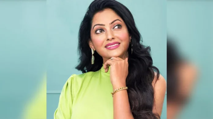 বাংলাদেশ চলচ্চিত্র শিল্পী সমিতি থেকে আজীবনের জন্য বহিষ্কার করা হয়েছে চিত্রনায়িকা নিপুণ আক্তারকে। রবিবার (১৯ জানুয়ারি) সমিতির কার্যনির্বাহী পরিষদের এক সভায় সর্বসম্মতিক্রমে এ সিদ্ধান্ত নেওয়া হয়েছে। সম্প্রতি একটি গণমাধ্যমে বহিষ্কারের তথ্যটি নিশ্চিত করেছেন শিল্পী সমিতির সহ-সভাপতি ও অভিনেতা ডিএ তায়েব। জানা গেছে, অনৈতিকভাবে সমিতির প্যাড ব্যবহার করে মনগড়া বিবৃতি প্রদান করার অভিযোগ ছিল এই অভিনেত্রীর বিরুদ্ধে। গত বছর কোটাবিরোধী আন্দোলন চলাকালীণ সময়ে ১৬ জুলাই শিল্পী সমিতির প্যাড ব্যবহার করে একটি বিবৃতি দেন নিপুণ। সেখানে নিজেকে সাবেক সাধারণ সম্পাদক বলে উল্লেখ করেন তিনি। পরেরদিন (১৭ জুলাই) সামাজিক যোগাযোগমাধ্যমেও সেটি শেয়ার করেছিলেন তিনি। এ নিয়ে তখন ব্যাপক তোপের মুখে পড়েন এই অভিনেত্রী। এ বিষয়ে গত বছরের ৩০ জুলাই মিশা-ডিপজল নেতৃত্বাধীন কমিটির ষষ্ঠ সভায় বিষয়টি উত্থাপিত হলে নিপুণকে কারণ দর্শানোর নোটিশ দেওয়ার সিদ্ধান্ত হয়। কিন্তু কারণ দর্শানোর নোটিশ দিলেও অভিনেত্রী তা তোয়াক্কা করেননি। এর পরিপ্রেক্ষিতে সমিতির প্যাড ব্যবহার ও সম্পাদককে নিয়ে কুরুচিপূর্ণ মন্তব্য করায় শিল্পী সমিতি থেকে আজীবনের জন্য বহিষ্কার হলেন তিনি।