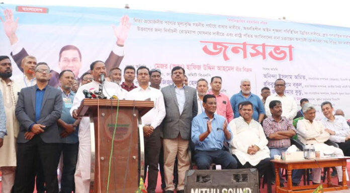 খুলনা: বিএনপির জাতীয় স্থায়ী কমিটির অন্যতম সদস্য মেজর (অব.) হাফিজ উদ্দিন আহমেদ বীরবিক্রম বলেছেন, রাষ্ট্র পরিচালনা করা অত্যন্ত দুরুহ কাজ। একে সঠিকভাবে পরিচালনা করতে, জনজীবনে শান্তি-শৃঙ্খলা প্রতিষ্ঠিত করতে হয়, তাহলে অবশ্যই একটি নিরপেক্ষ সুষ্ঠু নির্বাচন প্রয়োজন। নির্বাচিত জনপ্রতিনিধি ছাড়া কেউ সংবিধান সংশোধন করতে পারে না। তিনি আরও বলেন, যে গণতন্ত্র প্রতিষ্ঠিত করার জন্য ‘৭১ এ মহান মুক্তিযুদ্ধ সংগঠিত হয়েছিল। যে গণতন্ত্র আওয়ামী লীগ দেশ থেকে বিতাড়িত করে একদলীয় শাসন প্রতিষ্ঠিত করেছিল। শহীদ রাষ্ট্রপতি জিয়াউর রহমান জীবনবিপন্ন জেনেই যে স্বাধীনতা ঘোষণা করেছিলেন; সেটি যেনো বাস্তবে রূপায়িত হয়। সাম্য সামাজিক মর্যাদা, মানবিক মর্যাদা প্রতিষ্ঠিত করতে বিএনপি সংগ্রাম করে যাবে। বুধবার (১২ ফেব্রুয়ারি) বিকালে খুলনার শহীদ হাদিস পার্কে খুলনা জেলা বিএনপর বিশাল জনসভায় প্রধান অতিথির বক্তৃতায় তিনি এসব কথা বলেন। নিত্যপ্রয়োজনীয় পণ্যের মূল্য সহনীয় পর্যায়ে রাখা, অবনতিশীল আইন-শৃঙ্খলা পরিস্থিতির উন্নতি, দ্রুত গণতান্ত্রিক যাত্রাপথে উত্তরণের জন্য নির্বাচনী রোডম্যাপ ঘোষণা এবং রাষ্ট্রে পতিত ফ্যাসিবাদের নানা চক্রান্তের অপচেষ্টা মোকাবেলাসহ বিভিন্ন জনদাবিতে কেন্দ্র ঘোষিত এ কর্মসূচির আয়োজক খুলনা জেলা বিএনপি। অক্টোবর মাসের মধ্যে শেখ হাসিনার গণহত্যা বিচার হবে উদ্বৃতি দিয়ে বিএনপি নেতা হাফিজ উদ্দিন আহমেদ আরও বলেন, আমরা আশায় বুক বেঁধে আছি। বাংলাদেশের মানুষ এখনো ভরসা রাখছে; জুলাই গণঅভ্যূত্থানে যারা হাজার হাজার মায়ের বুক খালি করেছে তাদেরকে যেন কোনো আন্তর্জাতিক ষড়যন্ত্র রক্ষা করতে না পারে। সাংবাদিক সাগর-রুনি হত্যাকাণ্ডের একশ’ ১৫-১৬বার তারিখ পরিবর্তন হয়েছে; আওয়ামী লীগ একটা চার্জশিট পর্যন্ত দিতে পারেনি। প্রধান বক্তার বক্তৃতায় বিএনপি’র জাতীয় নির্বাহী কমিটির তথ্য বিষয়ক সম্পাদক আজিজুল বারী হেলাল বলেছেন, বিএনপি ১৬ বছর আন্দোলনের আগুনে পুড়ে খাটি সোনায় পরিণত হয়েছে। কোন ধরণের ভয় দেখিয়ে লাভ হবে না। চারিদিকে প্রতিবিপ্লব উঁকিঝুঁকি মারছে, তবে সেটা হতে দেওয়া হবে না। সবাইকে ঐক্যবদ্ধভাবে বিপ্লব ও গণতন্ত্রের প্রত্যাশা বাস্তবায়ন করতে হবেএ অন্তর্বর্তী সরকার আমাদের আন্দোলনের ফসল সেই সরকারকে কোনোভাবেই ব্যর্থ হতে দেওয়া যাবে না। স্বৈরাচার সরকার যাতে ফিরে আসতে না পারে সেদিকে সবাইকে সজাগ থাকতে হবে। বিএনপির কেন্দ্রীয় নেতা হেলাল আরও বলেন, সন্ত্রাসীদের আইনের আওতায় আনতে ‘অপারেশন ডেভিল হান্ট’ শুরু করেছে। ডেভিল বলতে আমরা ফ্যাসিস্ট সরকারকেই বুঝি। কালবিলম্ব না করে যৌক্তিক সময়ে নির্বাচন দিন, সবাই সাধুবাদ জানাবে। জনগণ অদৃশ্য শক্তির বিরুদ্ধে লড়াই করছে। এই শক্তিকে দৃশ্যমান করতে হবে। একজন (শেখ হাসিনা) ষড়যন্ত্র করে কাপড় নিয়ে দেশে ছেড়ে পালিয়েছেন। এখন যারা নির্বাচন নিয়ে ষড়যন্ত্র করছেন তারা আগামী দিনে পালানোর পথ পাবেন না। সরকার গঠনের ৬ মাস পরে এই ধরনের বিশৃঙ্খলা কেন? আমরা তো একটি সভ্য জাতি। এসব বিশৃঙ্খলা দূর করতে নির্বাচনের দাবি জানিয়ে অন্তর্বর্তী সরকারকে তিনি বলেন, আপনারা সংস্কার করুন, তবে যৌক্তিক সময়ের ভিতরে করুন। বাংলাদেশের মানুষের যে প্রত্যাশা একটি অবাধ সুষ্ঠু নির্বাচন। সেই নির্বাচনটি যত দ্রুত দেয়া হবে তা সবার জন্যই মঙ্গল। বিশেষ অতিথির বক্তৃতায় বিএনপির কেন্দ্রীয় নির্বাহী কমিটির ভারপ্রাপ্ত সাংগঠনিক সম্পাদক (খুলনা বিভাগ) অনিন্দ্য ইসলাম অমিত বলেন, আইন-শৃঙ্খলা পরিস্থিতির উন্নতি ঘটাতে হবে। ভোটাধিকার নিশ্চিতকরণ ও আইন-শৃঙ্খলা পরিস্থিতির উন্নতি এই দু’টি বিষয় নিয়ে এখনো জনগণকে রাজপথে নামতে হবে ভাবলে অবাক লাগছে। দুর্ভাগ্য আমাদের। ফ্যাসিস্ট শেখ হাসিনা বাংলাদেশ থেকে পালিয়ে যাবার ৬ মাস গত হলেও; সার্বিক পরিস্থিতির তেমন কোনো উন্নতি ঘটেনি। কারণ, আজও বাংলাদেশের শাসনযন্ত্রে ফ্যাসিবাদের দোসরেরা বর্তমান। প্রশাসনের গুরুত্বপূর্ণ জায়গায় ফ্যাসিবাদের দোসরদেরকে বসিয়ে আপনারা (অন্তর্বর্তী সরকার) ফ্যাসিস্টমুক্ত বাংলাদেশ কায়েম করতে চাইবেন? আবার জুলাই-আগস্ট গণঅভ্যূত্থানে ইস্প্রিটের কথা বলবেন; এটি দ্বিচারিত ছাড়া আর কিছুই নয়। আজ যে সব সংস্কারের কথা বলা হচ্ছে- সেটি ২০০৯ সাল থেকে বিএনপি বলে আসছে। আমরা বারবার বলেছি- বাংলাদেশের মানুষ কাকে ভোট দেবে সেটি তাদের ব্যাপার; কিন্তু তাদের ভোট দেওয়ার স্বাধীনতা ফিরিয়ে দিতে হবে। অবিলম্বে জাতীয় নির্বাচনের রোডম্যাপ ঘোষণাসহ জনগুরুত্বপূর্ণ দাবিগুলো তুলে ধরেন তিনি। সম্প্রতি খুলনা সফরে পাট ও বাণিজ্য উপদেষ্টার বক্তৃতার উদ্বৃতি উল্লেখ করে বিশেষ অতিথির বক্তৃতায় বিএনপির জাতীয় নির্বাহী কমিটির ছাত্রবিষয়ক সম্পাদক আলহাজ্ব রকিবুল ইসলাম বকুল বলেছেন, তিনি বলেছেন (পাট উপদেষ্টা) তারা খালিশপুর তথা খুলনা অঞ্চলের বন্ধকৃত পাটকলগুলো চালু করতে পারবেন না। তারাও ফ্যাসিষ্ট শেখ হাসিনার মতোই শ্রমিক-জনতার কষ্টে অর্জিত পাটকলগুলো লিজ দিতে চায়। আমরা বিএনপি বলছি, জনগণ যদি আমার দল বিএনপিকে রাষ্ট্রপরিচালনার দায়িত্ব দেয়- আমরা খুলনা অঞ্চলের সব বন্ধ পাট কল-কারখানাগুলো চালু করবো। বিশেষ অতিথির বক্তৃতা করেন বিএনপির কেন্দ্রীয় সহ-সাংগঠনিক সম্পাদক (খুলনা বিভাগ) বাবু জয়ন্ত কুমার কুন্ডু, বিএনপির নির্বাহী কমিটির অন্যতম সদস্য ও খুলনা মহানগর শাখার আহ্বায়ক এসএম শফিকুল আলম মনা, মহানগর বিএনপির সদস্য সচিব মো. শফিকুল আলম তুহিন। খুলনা জেলা বিএনপির আহ্বায়ক মো. মনিরুজ্জামান মন্টুর সভাপতিত্বে সিনিয়র যুগ্ম আহ্বায়ক অ্যাডভোকেট মোমরেজুল ইসলামের সঞ্চালনায় অন্যান্যের মধ্যে বক্তৃতা করেন, খুলনা জেলা যুবদলের আহ্বায়ক এবাদুল হক রুবায়েত, নগর যুবদলের আহ্বায়ক আব্দুল আজিজ সুমন, জেলা যুবদলের সদস্য সচিব নাদিমুজ্জামান জনি, নগর যুবদলের সদস্য সচিব রবিউল ইসলাম রুবেল, জেলা স্বেচ্ছাসেবক দলের নবনির্বাচিত আহ্বায়ক আতাউর রহমান রুনু, মহানগর স্বেচ্ছাসেবক দলের আহ্বায়ক মিরাজুর রহমান মিরাজ, জেলা স্বেচ্ছাসেবক দলের সদস্য সচিব আব্দুল মান্নান মিস্ত্রী, মহানগর স্বেচ্ছাসেবক দলের সদস্য সচিব ইস্তিয়াক আহমেদ ইস্তি, জেলা শ্রমিকদলের আহবায়ক উজ্জ্বল কুমার সাহা, জেলা মহিলাদলের সভানেত্রী অ্যাডভোকেট তসলিমা খাতুন ছন্দা, জেলা ছাত্রদলের গোলাম মোস্তফা তুহিন ও মহানগর ছাত্রদলের তাজিম বিশ্বাস। শুরুতেই মহাগ্রন্থ আল-কোরআন তিলাওয়াত করেন হাফেজ মাওলানা ফারুক হুসাইন। শ্রীমত ভাগবাত গীতা পাঠ করেন হিন্দু বৌদ্ধ খ্রীষ্টান কল্যাণ ফ্রন্টের সুদীপ্ত মল্লিক। জনসভার শুরুতেই বিএনপি’র চেয়ারপারসন বেগম খালেদা জিয়ার পরিপূর্ণ সুস্থ্যতা কামনা, ভারপ্রাপ্ত চেয়ারম্যান তারেক রহমানের দীর্ঘায়ু ও নিরাপদে স্বদেশ প্রত্যাবর্তন প্রার্থনা, বিএনপি’র প্রতিষ্ঠাতা চেয়ারম্যান মহান স্বাধীনতার ঘোষক শহীদ রাষ্ট্রপতি জিয়াউর রহমান ‘বীরউত্তম’, তার কণিষ্ঠপুত্র আরাফাত রহমান কোকোসহ দলীয় নেতাকর্মী-সমার্থক এবং সর্বশেষ ছাত্র-জনতার গণঅভ্যূত্থানে সকল শহীদদের মাগফেরাত কামনা করা হয়। একই সাথে চিকিৎসাধীন খুলনা জেলা বিএনপি’র সদস্য সচিব শেখ আবু হোসেন বাবু’র পরিপূর্ণ সুস্থ্যতা কামনা করেন নেতৃবৃন্দ। গেল বছরের ৫ আগস্ট ফ্যাসিষ্ট শেখ হাসিনা পালিয়ে যাওয়ার পর সর্বপ্রথম কেন্দ্র ঘোষিত এ কর্মসূচি খুলনা দিয়ে শুরু হল। ফলে দুপুর গড়াতেই জেলা ও মহানগর, থানা/উপজেলা/পৌরসভা বিএনপি, অঙ্গ ও সহযোগী সংগঠনের সর্বস্তরের নেতাকর্মী-সমার্থকদের খন্ডখন্ড মিছিলে-মিছিলে ভরে উঠে খুলনার শহীদ হাদিস পার্ক। জনসভা আনুষ্ঠানিক শুরুর পূর্বেই খান-এ সবুর রোড (লোয়ার যশোর রোড) এবং কেডি ঘোষ রোডসহ আশপাশের এলাকাসমূহ নেতাকর্মীদের স্বতস্ফূর্ত অংশগ্রহনে বিশাল জনসমূদ্রে রূপ নেয়। দীর্ঘদিন পর বড় পরিসরে শহীদ হাদিস পার্কে এমন জনসভায় নেতাকর্মীরা উজ্জীবিত হয়ে উঠেন। গণহত্যাকারী শেখ হাসিনার ফাঁসির দাবিতে নেতাকর্মীদের মুহুমুহু স্লোগানে স্লোগানে প্রকম্পিত হয়ে উঠে খুলনার রাজপথ।