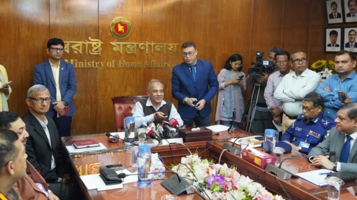 তিনি বলেন, সোনালী ব্যাংকে টাকা জমা দিতে যে সময়টুকু লাগবে, শুধু সেই সময়টাই ব্যয় হবে। ভিসার যে পেমেন্ট সেটা কার্ড এবং ক্যাশে পেমেন্ট করা যাবে। তিনি আরও বলেন, পাসপোর্ট যাতে সহজে পাওয়া যায় সে কারণে পুলিশ ভেরিফিকেশন উঠানোর চিন্তা-ভাবনা হচ্ছে। ভেরিফিকেশন থাকলেও যাতে আরও সহজে পাসপোর্ট পাওয়া যায় সেই চেষ্টা করছি। তবে ভেরিফিকেশন বাদ দেওয়ার চেষ্টাই থাকবে বেশি।