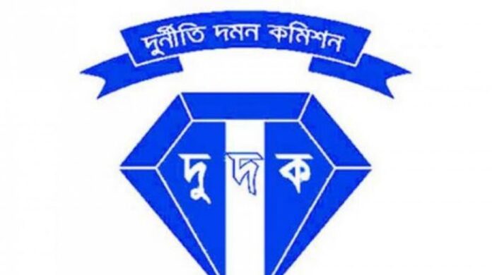 দুদক টিমের সঙ্গে থাকা বিশেষজ্ঞ প্রকৌশলীর প্রতিবেদন অনুযায়ী কাজ হয়েছে মাত্র ২ লাখ ৯ হাজার ৮৫৩ টাকার। ইতোমধ্যেই ঠিকাদার ১৫ লাখ টাকার বিল তুলেছেন। কাজের বিলের অবশিষ্ট প্রায় ১৮ লাখ টাকা আত্মসাতের প্রচেষ্টা করায় ঠিকাদার আনোয়ার হোসেন বাবুল, পানি উন্নয়ন বোর্ডের যান্ত্রিক বিভাগের উপ-বিভাগীয় প্রকৌশলী সুব্রত অগ্নিহোত্র ও উপ-সহকারী প্রকৌশলী মো. রায়হান আলীর বিরুদ্ধে দুদক মামলা দায়ের করে।