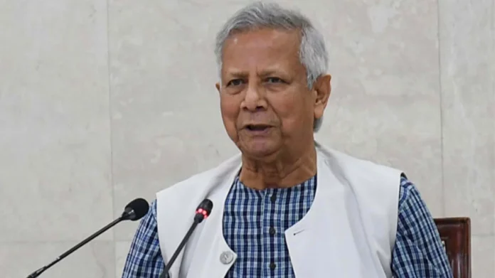 ড. মুহাম্মদ ইউনূস বলেন, শহীদ পরিবারের সদস্যরা একান্ত প্রিয়জন হারানোর এতগুলো বছর পরও স্বজন হত্যার বিচার পেতে অপেক্ষা করে আছেন। পিলখানায় বীর সেনা সদস্যদের নির্মম হত্যাকাণ্ডের পর অনেকগুলো বছর ধরে জাতি হিসেবে আমাদের নানা বিভ্রান্তিতে রাখা হয়েছে। রাষ্ট্র হিসেবে বাংলাদেশ এই নির্মমতার সুবিচার নিশ্চিত করতে দায়বদ্ধ। আমরা সেই লক্ষ্যে কাজ করে যাচ্ছি। সমব্যথী হয়ে দেশ ও জনগণ শহীদ পরিবারও সব নিপীড়িতের পাশে দাঁড়াবে সেই আশাবাদ রাখছি একইসঙ্গে। ‘এখন থেকে এই দিনটি আমাদের চেতনা ও অনুভূতির একটি নিয়ামক হয়ে দেশের জন্য যুদ্ধ করার ব্রত নিয়ে পথচলা একদল সাহসী মানুষের অনাকাঙ্ক্ষিত নির্মম মৃত্যুর কথা মনে করিয়ে দেবে। তাদের এ আত্মত্যাগের স্মরণে আমরা জাতি হিসেবে যেন নিজেদের সঠিক পথে পরিচালিত করতে সংকল্পবদ্ধ হই। দুঃশাসন, ষড়যন্ত্র ও আত্ম অহংকারে আর যেন কোনো প্রাণ না হারায়। মানুষ যেন আত্মসম্মান ও মানবাধিকার নিয়ে নিজের যোগ্যতা ও মেধায় তার প্রাপ্য অবস্থানে পৌঁছাতে পারে এ প্রত্যাশা করি।’ প্রধান উপদেষ্টা বলেন, ক্ষুধা, দারিদ্র্য ও বেকারত্বমুক্ত পৃথিবী পড়ার পথে বাংলাদেশই যেন হয় আদর্শিক মাপকাঠি। জাতির শহীদ সেনাদের স্মরণে এ দিনে আমরা একটি স্বনির্ভর ও সুসভ্য বাংলাদেশ বিনির্মাণে অঙ্গীকারবদ্ধ হই। শহীদ সেনা দিবসে জাতির পক্ষ থেকে আমি আবারও সব শহীদের প্রতি জানাই বিনম্র শ্রদ্ধা।
