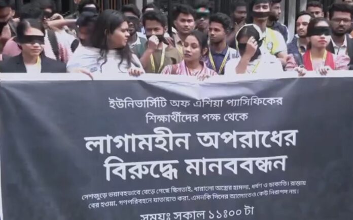 ছিনতাই ও ধর্ষণের ঘটনায় দৃশ্যমান শাস্তি নিশ্চিতের দাবিতে মানববন্ধন
