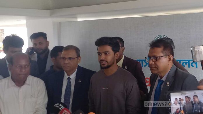 আগে স্থানীয় নির্বাচন হওয়া উচিত: আসিফ মাহমুদ