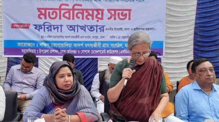 ফরিদা আখতার বলেন, ‘মৎস্যজীবী জেলেদের নিবন্ধনের তালিকায় অনেক অমৎস্যজীবী আছে। তাই তালিকা হালনাগাদ করা হচ্ছে। প্রকৃত জেলেরাই তালিকায় স্থান পাবেন। প্রকৃত জেলেরাই সরকারি সু‌যোগ সুবিধা পাবেন।’ তিনি বলেন, ‘নি‌ষেধাজ্ঞাকালে জেলেদের নামে বরাদ্দের চাল এ বছর আরেও বেশি দেওয়ার চিন্তা করা হচ্ছে। যেমন ২৫ কেজির জায়গায় ৪০ কেজি ক‌রে চাল বরাদ্দ দেওয়া হতে পারে। এখন থেকে নি‌ষেধাজ্ঞাকা‌লে জেলেদের নামে বরাদ্দ করা চাল শুরু‌তেই দেওয়া হবে।’ ‘দক্ষিণ চর‌গোয়া‌লিয়া আদর্শ মৎস্যজীবী গ্রাম সংগঠন’র সদস্যদের শিক্ষিত সন্তানদের সঞ্চালনায় অনুষ্ঠানে আরও বক্তব্য রাখেন- বাংলাদেশ মৎস্য উন্নয়ন ক‌রপো‌রেশ‌নের অতিরিক্ত সচিব সুরাইয়া আখতার জাহান, মনপুরা উপজেলার নির্বাহী কর্মকর্তা লিখন বনিক, মনপুরা থানার ওসি আহসান কবির প্রমুখ।