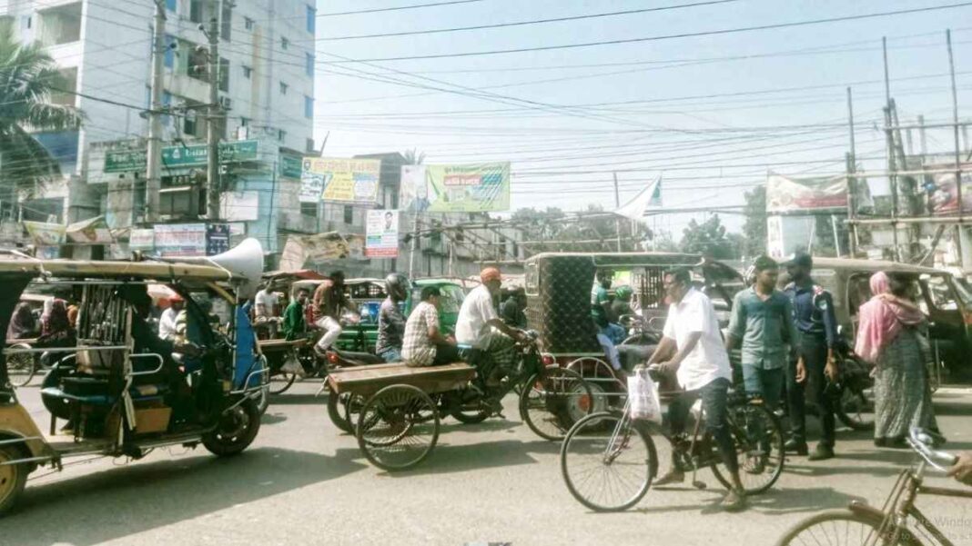 হরতাল ডেকে মাঠে নেই আ.লীগ, যান চলাচল স্বাভাবিক