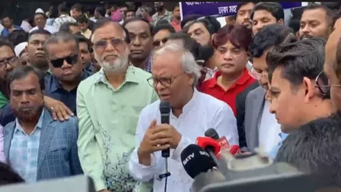 বিএনপির এই নেতা বলেন, অনেকে বলছেন- বিএনপি তো কিংস পার্টি। জিয়াউর রহমান ক্ষমতা থেকে এই দল গঠন করেছেন। তাহলে কি করতে হতো? জিয়াউর রহমান ক্ষমতাসীন হয়ে বাকশাল ফিরিয়ে আনতে হতো, আওয়ামী লীগকে ফিরিয়ে আনতে হতো- এছাড়া তো আর কোনও পথ দেখছি না। জিয়াউর রহমানের প্রতি একদিকে সেনাবাহিনীর সিপাহি এবং জনগণের সমর্থন ছিল। তিনি রাজনৈতিক দল গঠন করেছিলেন, গণতন্ত্রকে শক্তিশালী করার জন্য ও দেশকে উন্নত করার জন্য। তাই জিয়াউর রহমানের সঙ্গে আপনারা মিলেন? গণতন্ত্রের প্রথম অগ্রণী সৈনিক কেউ যদি হয়ে থাকলে সেটা জিয়াউর রহমান। স্বাধীনভাবে সংবাদপত্র পাঠ করা যদি গণতন্ত্রের অপরিহার্য শর্ত হয়, তাহলে সেই শর্তের মহানায়ক জিয়াউর রহমান। রিজভী বলেন, জিয়াউর রহমানের উদারতার কারণে যারা একাত্তরের পরবর্তী সময়ে নিষিদ্ধ ছিলেন, তার রাজনীতি করার সুযোগ পেয়েছিলেন। আমরা দেখেছি এই রাজনৈতিক দলটি যখনই সুযোগ পেয়েছে বিএনপিকে পেছন থেকে ছুরিকাঘাত করার চেষ্টা করেছে। এটা আমরা প্রতিনিয়ত দেখেছি। আব্বাস আলী খান রচিত ‘জামায়াতে ইসলামীর ইতিহাস’ বই থেকে জানা গেছে, পাকিস্তান আমলে জামায়াত ইসলামী একবার নিষেধাজ্ঞার মুখে পড়েছিল। ১৯৬২ সালে আইয়ুব খান প্রণীত মুসলিম পারিবারিক অধ্যাদেশের বিরোধিতা করার কারণে ১৯৬৪ সালের ৪ জানুয়ারি জামায়াতে ইসলামীর কর্মকাণ্ডের ওপর নিষেধাজ্ঞা আরোপ করা হয়। ওই সময় মওদুদী ও গোলাম আজমসহ দলটির অন্তত ৬০ জন নেতাকে গ্রেপ্তার করা হয়। পরে ওই বছরের অক্টোবরেই আবার নিষেধাজ্ঞা তুলে নেওয়া হয়। জামায়াত ইসলামী ১৯৭১ সালে বাংলাদেশের স্বাধীনতার পাকিস্তান ভাঙার জোরালো বিরোধিতা করেছিল। দলটির সদস্যরা শান্তি কমিটি, রাজাকার ও আলবদর গঠনে নেতৃত্ব দেয়। মুক্তিযুদ্ধকালীন ১৯৭১ সালের সেপ্টেম্বরে ডা. আব্দুল মালিককে গভর্নর একটি প্রাদেশিক সরকার গঠন করা হয়। পশ্চিম পাকিস্তানি শাসকদের উদ্যোগে গঠিত এ প্রাদেশিক সরকারের মন্ত্রিসভায় আব্বাস আলী খানকে (পরবর্তীকালে জামায়াতের ভারপ্রাপ্ত আমির) শিক্ষামন্ত্রী করা হয়। স্বাধীনতা যুদ্ধের মাঝামাঝি সময়ে মুজিবনগর সরকার জামায়াত ইসলামীসহ ৬টি দলকে নিষিদ্ধ করে। এর ধারাবাহিকতায় রাজনৈতিক উদ্দেশ্যে ধর্মের অপব্যবহারের কারণে সংবিধানের ৩৮ ধারা অনুযায়ী স্বাধীনতার পর ১৯৭২ সালে জামায়াতে ইসলামী নিষিদ্ধই থেকে যায়। তখন গোলাম আজমসহ জামায়াতের কিছু নেতা পাকিস্তানে নির্বাসনে চলে যান। রিজভী বলেন, এই দেশে যেমন ইসলামী সংস্কৃতি-কালচার, আল্লাহর প্রতি বিশ্বাস এটাকে যেমন মুছে দেওয়া যাবে না। যেটা শেখ হাসিনা বার বার করেছেন। ইসলামী সংস্কৃতি, আল্লাহর ওপর বিশ্বাস, যেটা জিয়াউর রহমান সংবিধানে নিয়ে এসেছিলেন। শেখ হাসিনা নানাভাবে চেষ্টা করেছেন এটা মুছে ফেলার। আবার এটাও মনে রাখতে হবে, আমাদের দেশের জাতীয় সংস্কৃতির নানা অঙ্গ ও বৈচিত্র্য আছে, এটাকেও মুছে ফেলা যাবে না। কেন চট্টগ্রামে বসন্ত বরণ বন্ধ নিষিদ্ধ করা হয়েছে, কার নির্দেশে? কেন নাটক বন্ধ করে দেওয়া হয়েছে চট্টগ্রামে। আমাদের পার্টি হচ্ছে প্রত্যেকটি ধর্মের সবাই তার মত প্রকাশ। প্রত্যেকটি ধর্ম সম্প্রদায় তার ধর্মের মত চর্চা করবেন। বিএনপির এই বলেন, সরকার প্রধান বললেন ছাত্ররা দল করতেই পারে। হ্যাঁ, আমরা যদি গণতান্ত্রিক মূল্যবোধে বিশ্বাস করি তাহলে করতে পারে। কিন্তু যাদের রক্তের ওপর দাঁড়িয়ে কথাগুলো বলা হচ্ছে তাদের রক্তের ঋণ পরিশোধ করা উচিত। এ সময় আরও বক্তব্য রাখেন, বিএনপি চেয়ারপারসনের উপদেষ্টা আব্দুস সালাম, বিএনপি নেতা শামসুর রহমান শিমুল বিশ্বাস, বিএনপির স্বেচ্ছাসেবক বিষয়ক সম্পাদক মীর সরাফত আলী সফু প্রমুখ।
