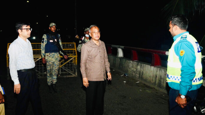 > সারা দেশ > ঢাকা ভোরে থানা পরিদর্শনে স্বরাষ্ট্র উপদেষ্টা, সবসময় সতর্ক থাকার নির্দেশ