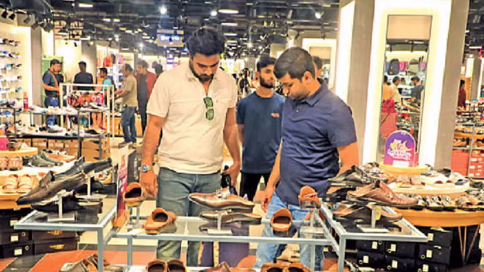 নন-লেদার জুতার উজ্জ্বল ভবিষ্যতের কথা উল্লেখ করে তিনি আরও বলেন, 'গত অর্থবছরে নন-লেদার জুতা রপ্তানি করে আমরা ৩২০ কোটি টাকা আয় করেছি।' উজ্জ্বল ভবিষ্যৎ সত্ত্বেও দেশের জুতা শিল্প বেশ কয়েকটি সংকট মোকাবিলা করতে হবে বিডা উল্লেখ করেছে। দেশে সিনথেটিক উপকরণের সরবরাহ ব্যবস্থার অভাবে উত্পাদন খরচের পাশাপাশি রপ্তানির সময়সীমা বাড়িয়ে দেয়। বিশ্বব্যাপী প্রতিযোগিতায় পিছিয়ে পড়ে। শুল্ক বিভাগের অদক্ষতা, অপর্যাপ্ত বন্দর সুবিধা ও জাহাজীকরণে দেরি হওয়ায় রপ্তানিকারকদের ঝামেলায় পড়তে হয়। এই শিল্পেও দক্ষ শ্রমিক দরকার। প্রশিক্ষণ কর্মসূচির অভাবে শ্রমিকের দক্ষতা বাড়ছে না। এ ছাড়াও, ক্ষুদ্র ও মাঝারি উদ্যোগ (এসএমই), উচ্চ সুদের হার, ঋণ নেওয়ায় কঠোর শর্ত ও ঋণ পাওয়ায় নানান বাধা ছোট কারখানাগুলোর সক্ষমতা বাড়াতে বাধা সৃষ্টি করছে। প্রবৃদ্ধি ধরে রাখতে ও প্রতিযোগিতায় টিকে থাকতে হলে নীতি সংস্কার ও বিনিয়োগের দিকে নজর দিতে হবে বলে সুপারিশ করেছে বিডা। আমদানি করা কাঁচামালের ওপর নির্ভরতা কমাতে বন্ডেড ওয়্যারহাউস সিস্টেম গড়ে তোলা ও রপ্তানি দক্ষতা বাড়াতে লজিস্টিকস ও কাস্টমস প্রক্রিয়া উন্নত করার পরামর্শও দেওয়া হয়েছে।