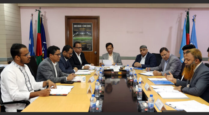 স্বাধীনতা কাপ টুর্নামেন্ট মৌসুমের একেবারে শেষ করার কারণ হিসেবে ইরুল হাসান বলেন, 'মৌসুমের শুরুতে ক্লাবগুলো বিদেশি খেলোয়াড় আনবে। বিদেশি খেলোয়াড় বসিয়ে রেখে কোনো ক্লাবই টুর্নামেন্ট বা প্রতিযোগিতায় অংশগ্রহণ করবে না। লিগের পর বিদেশি খেলোয়াড় চলে গেলে তখন শুধু দেশিদের নিয়ে স্বাধীনতা কাপ হবে। ’ আগামী মৌসুমে খেলোয়াড় নিবন্ধন ও বিদেশি খেলোয়াড় ব্যবহারে খানিকটা পরিবর্তন আসবে। এএফসি’র নির্দেশনা অনুযায়ী ৩৫ জন নিবন্ধিত ফুটবলারের মধ্যে ১০ জন অনুর্ধ্ব-২৩ হতে হবে। বাফুফের লিগ কমিটি সেটার পাশাপাশি ২৩ জনের স্কোয়াডে তিন জন এবং একাদশে অন্তত একজন খেলানোর সিদ্ধান্ত নিয়েছে। কয়েক মাস আগে অনূর্ধ্ব-১৮ খেলোয়াড় একাদশে খেলানো বাধ্যতামূলক সিদ্ধান্ত নিলেও নির্বাহী কমিটির সভায় সেটা বাতিল হয়। এশিয়ান ফুটবল কনফেডারেশন ক্লাব পর্যায়ের আন্তর্জাতিক প্রতিযোগিতায় এশিয়ান কোটায় একজন খেলানোর বাধ্যতা উঠিয়ে নিয়েছে। বাংলাদেশেও আগামীতে এই কোটা থাকছে না। ৬ জনের মধ্যে যে কোনো মহাদেশের চার জন খেলোয়াড় খেলাতে পারবে। এছাড়া সভায় চলমান ফেডারেশন কাপ ফুটবলের ফাইনালের ভেন্যু হিসেবে ময়মনসিংহ রফিক উদ্দিন ভূঁইয়া স্টেডিয়ামকে নির্ধারণ করা হয়েছে। কোয়ালিফিকেশন রাউন্ডের প্রথম দুই ম্যাচ ভিন্ন ভিন্ন দিনের পরিবর্তে একদিন ৮ এপ্রিল অনুষ্ঠিত হবে। প্রিমিয়ার লিগের দ্বিতীয় পর্ব ২১ ফেব্রুয়ারি। সভায় ১১টি দলকে এবার বাংলাদেশ চ্যাম্পিয়নশিপ লিগে খেলার জন্য চূড়ান্ত করা হয়েছে। এক সময়ের দাপুটে ক্লাব বিআরটিসি প্রথমবারের মতো পেশাদার লিগের দ্বিতীয় স্তরে খেলবে।