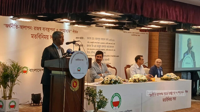 এনবিআর চেয়ারম্যান বলেন, “আইনকানুন যেভাবে হয়েছে, সেভাবে বাস্তবায়ন হয় নাই। আমাদের এখন ১ কোটি ১৩ লাখ ট্যাক্সপেয়ারের সংখ্যা আছে। আপনারা হিসাব করলে দেখবেন, ট্যাক্স রিটার্ন দিবেনইবা কেন, ট্যাক্স রিটার্ন না দিলে যদি শান্তিতে থাকা যায়, কোনো ঝুট-ঝামেলা না হয়, উল্টো যারা রিটার্ন দিচ্ছে তারাই ঝামেলায়। খেয়াল করেন। “১ কোটি ১৩ লাখ টিআইএনধারীর মধ্যে ৪০ লাখ রিটার্ন দেয়, বাকি ৮০ লাখের ওপর দেয় না। তাহলে রিটার্ন না দিয়েই যদি শান্তিতে থাকা যায়, তাহলে যারা রিটার্ন দিচ্ছে, ওদের বরং প্রশ্ন করা উচিৎ আপনি রিটার্ন দেন কেন। তার মানে হল, আমাদের যে কাজগুলো করার কথা মাঠ পর্যায়ে, এনফোর্সমেন্ট যেটা করার কথা সেটা আমরা করছি না পুরোপুরি। সেই কারণেই এই প্রবলেমগুলো হচ্ছে এবং সেই কারণেই উল্টো ফল হচ্ছে।” সামনের দিনগুলোতে ব্যাংকের সঙ্গে ‘এপিআই’ (অ্যাপ্লিকেশন প্রোগ্রামিং ইন্টারফেস) করে অটোমেটিক কর তথ্য নেওয়ার আশা ব্যক্ত করেন এনবিআর চেয়ারম্যান। এর মাধ্যমে করদাতার আমানত, কত টাকা উৎসে কর কাটা হয়েছে, তার মৌলিক তথ্য রিটার্ন জমার সময় চলে আসবে বলে জানান তিনি। ইআরএফ সভাপতি দৌলত আক্তার মালা করদাতার ভয়ভীতি দূর করা, বিভিন্ন সরকারি সংস্থার মধ্যে সমন্বয়ের ক্ষেত্রে এনবিআরের সদিচ্ছা বাড়ানো ও আমদানি-রপ্তানিসহ কর সংক্রান্ত সকল হালনাগাদ তথ্য নিয়মিত অনলাইনে প্রকাশের অনুরোধ করেন। বিসিএস (ট্যাক্সেশন) অ্যাসোসিয়েশনের সভাপতি মুতাসিম বিল্লাহ ফারুকী, মহাসচিব সৈয়দ মহিদুল হাসান সভায় বক্তব্য দেন।