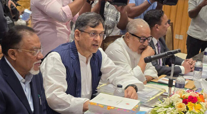 ঢাকা: পাঁচটি সংস্কার কমিশনের সুপারিশের ওপর নিজেদের মতামত তুলে ধরতে জাতীয় ঐকমত্য কমিশনের সঙ্গে বৈঠকে বসেছে বিএনপি। বৃহস্পতিবার (১৭ এপ্রিল) সকাল সাড়ে ১০টায় জাতীয় সংসদ ভবনের এলডি হলে এ বৈঠক শুরু হয়েছে। বিএনপির স্থায়ী কমিটির সদস্য সালাহউদ্দিন আহমদের নেতৃত্বে চার সদস্যের প্রতিনিধি দলে রয়েছেন- স্থায়ী কমিটির সদস্য নজরুল ইসলাম খান, চেয়ারপারসনের উপদেষ্টা কাউন্সিলের সদস্য ইসমাইল জবিহউল্লাহ ও কেন্দ্রীয় সদস্য ব্যারিস্টার রুহুল কুদ্দুস কাজল। ঐকমত্য কমিশনের সহসভাপতি আলী রীয়াজের সভাপতিত্বে বৈঠকে রয়েছেন- কমিশনের সদস্য বদিউল আলম মজুমদার, অবসরপ্রাপ্ত বিচারপতি এমদাদুল হক, ইফতেখারুজ্জামান এবং প্রধান উপদেষ্টার বিশেষ সহকারী মনির হায়দার। গত ৫ আগস্ট আওয়ামী লীগ সরকার ক্ষমতাচ্যুত হওয়ার পর দেশের হাল ধরা অন্তর্বর্তী সরকার রাষ্ট্র সংস্কারের লক্ষ্যে দুই ধাপে ১১টি কমিশন গঠন করে। কমিশনগুলোর সুপারিশ নিয়ে জাতীয় ঐকমত্য গঠনের উদ্দেশ্যে প্রধান উপদেষ্টা মুহাম্মদ ইউনূসের নেতৃত্বে গত ১৫ ফেব্রুয়ারি জাতীয় ঐকমত্য কমিশনের কার্যক্রম শুরু হয়। সেদিন ফরেন সার্ভিস একাডেমিতে জাতীয় ঐকমত্য কমিশনের সঙ্গে বিএনপিসহ সবগুলো রাজনৈতিক দলের প্রথম বৈঠক হয়। এরপর সংবিধান সংস্কার কমিশন, জনপ্রশাসন সংস্কার কমিশন, নির্বাচন ব্যবস্থা সংস্কার কমিশন, বিচার বিভাগ সংস্কার কমিশন ও দুর্নীতি দমন কমিশন সংস্কার কমিশনের গুরুত্বপূর্ণ সুপারিশগুলোর ওপর ৩৯টি রাজনৈতিক দলের মতামত জানতে চায় ঐকমত্য কমিশন। পরে মতামত তুলে ধরে ৩৪টি দল, যাদের সঙ্গে এখন আলাদা করে বৈঠক করছে কমিশন।