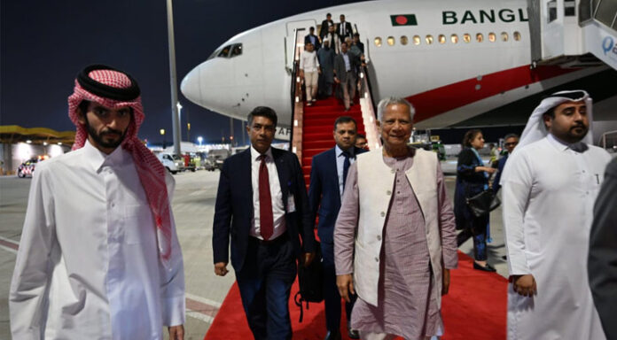প্রধান উপদেষ্টা ড. মুহাম্মদ ইউনূস কাতারে পৌঁছালে তাকে লাল গালিচা সংবর্ধনা দেওয়া হয়েছে। সোমবার (২১ এপ্রিল) রাতে কাতারে পৌঁছানোর পর দোহা বিমানবন্দরে ড. ইউনূসকে লাল গালিচা সংবর্ধনা দেওয়া হয়। এ সময় তাকে স্বাগত জানান কাতারের চিফ অব প্রটোকল রাষ্ট্রদূত ইব্রাহিম ফখরু। এ সময় আরও উপস্থিত ছিলেন কাতারে নিযুক্ত বাংলাদেশের রাষ্ট্রদূত মো. নজরুল ইসলাম। প্রধান উপদেষ্টা আর্থনা (আমাদের পৃথিবী) শীর্ষ সম্মেলনে যোগ দিতে কাতার গেছেন। সফরকালে কাতারের আমির শেখ তামিম বিন হামাদ আল–থানির সঙ্গে দ্বিপক্ষীয় বৈঠক করবেন। বৈঠকে দুই দেশের দ্বিপক্ষীয় বিভিন্ন বিষয় উঠে আসবে বলে আশা করা হচ্ছে। কাতার আমির শেখ তামিম বিন হামাদ আল থানির আমন্ত্রণে সেদেশে গেছেন প্রধান উপদেষ্টা। পররাষ্ট্র উপদেষ্টা মো. তৌহিদ হোসেন ও জ্বালানি উপদেষ্টা মুহাম্মদ ফাওজুল কবির খান প্রধান উপদেষ্টার সফরসঙ্গী হয়েছেন। পররাষ্ট্র মন্ত্রণালয় সূত্র জানায়, কাতারের আমির শেখ তামিম বিন হামাদ আল–থানির সঙ্গে আগামী ২৩ অথবা ২৪ এপ্রিল প্রধান উপদেষ্টার দ্বিপক্ষীয় বৈঠক আয়োজনের প্রস্তুতি চলছে। বৈঠকে বাংলাদেশ থেকে কাতারে জনশক্তি রপ্তানি, কাতার থেকে এলএনজি আমদানি, ব্যবসা-বাণিজ্য বৃদ্ধি, প্রতিরক্ষা সহযোগিতা ইত্যাদি বিষয় আলোচনা উঠতে পারে। কাতারের দোহাতে ২২-২৩ এপ্রিল আর্থনা শীর্ষ সম্মেলন অনুষ্ঠিত হবে। এ সম্মেলনে স্পিকার থাকবেন ড. মুহাম্মদ ইউনূস। সূত্র জানায়, কাতার ফাউন্ডেশনের উদ্যোগে এ বছর দ্বিতীয়বারের মতো আর্থনা শীর্ষ সম্মেলনের আয়োজন করা হয়েছে। কাতার ও অন্যান্য উষ্ণ দেশগুলো জলবায়ু পরিবর্তন ও শুষ্ক পরিবেশের সঙ্গে খাপ খাইয়ে নিতে করণীয় নির্ধারণে এ সম্মেলনের আয়োজন করা হয়েছে। আর্থনা শীর্ষ সম্মেলনে প্রধান উপদেষ্টা ড. ইউনূস ছাড়াও জাতিসংঘের আন্ডার সেক্রেটারি জেনারেল ইব্রাহিম থিওয়া, ইরিনার ডেপুটি ডিরেক্টর গৌরি সিং, আইইউসিএন'র ডিরেক্টর জেনারেল ড. গ্রিথেল এগুইলার প্রমুখ বক্তব্য রাখবেন। আর্থনা শীর্ষ সম্মেলনের আয়োজকরা জানিয়েছেন ‘উত্তরাধিকার গড়ে তোলা: স্থায়িত্ব, উদ্ভাবন এবং ঐতিহ্যবাহী জ্ঞান’ শীর্ষক প্রতিপাদ্য নিয়ে এবারের শীর্ষ সম্মেলন অনুষ্ঠিত হবে। কাতারের সমৃদ্ধ সাংস্কৃতিক ঐতিহ্য, অন্যান্য বাস্তুতন্ত্রের ওপর নির্ভরশীল উষ্ণ এবং শুষ্ক পরিবেশে স্থায়িত্বকে এগিয়ে নেওয়ার প্রতিশ্রুতি তুলে ধরা হবে এ সম্মেলনে। এ শীর্ষ সম্মেলনটি ঐতিহ্যবাহী জ্ঞান এবং উদ্ভাবনী পদ্ধতিগুলো কীভাবে আধুনিক স্থায়িত্বকে আরও স্থিতিশীল এবং অন্তর্ভুক্তিমূলক ভবিষ্যৎ গঠন করতে পারে তা অন্বেষণ করার জন্য একটি প্ল্যাটফর্ম হিসেবে কাজ করবে। উল্লেখ্য, আর্থনা সেন্টার ফর এ সাসটেইনেবল ফিউচার (আর্থনা) হল একটি অলাভজনক নীতি গবেষণা এবং অ্যাডভোকেসি সেন্টার, যা কাতার ফাউন্ডেশন দ্বারা প্রতিষ্ঠিত। এ সম্মেলন থেকে পরিবেশগত, সামাজিক, অর্থনৈতিক এবং ভবিষ্যৎ সমৃদ্ধির জন্য একটি সমন্বিত পদ্ধতির প্রচার করা হবে।