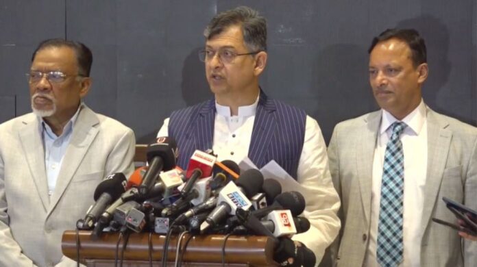 সালাহ উদ্দিন আহমদ জানান, প্রার্থীর বয়স ২১ নিয়ে এখনও ঐকমত্যে পৌঁছায়নি বিএনপি। তিনি জানান, সরকার প্রধান ও পার্টি প্রধান একই ব্যক্তি এমন বিষয়ে দ্বিমত বিএনপির (এখানে অপশন চায় দল, এই সিদ্ধান্ত রাজনৈতিক দলের কাছে থাকাই অধিকতর গণতন্ত্রের চর্চা মনে করে বিএনপি)। সালাহ উদ্দিন আহমদ বলেন, ‘লিডার অব দ্য হাউজ কে হবে তা রাজনৈতিক দলগুলোর সিদ্ধান্ত নেবে। এ বিষয়েও কমিশনের সঙ্গে দ্বিমত রয়েছে আমাদের। উচ্চকক্ষ ও নিম্নকক্ষ সদস্য সংখ্যা নিয়ে একমত বিএনপি, কিন্তু কোন প্রক্রিয়ায় তারা নির্বাচিত হবে তা নিয়ে আলোচনা চলমান আছে।’ তিনি জানান, নতুন আইন প্রনয়ণ করে রাষ্ট্রপতির ক্ষমতা চেক অ্যান্ড ব্যালেন্স করার পক্ষে মত দিয়েছে বিএনপি। এনসিসি বিষয়ে একমত নই, তাহলে প্রধানমন্ত্রীর পক্ষে রাষ্ট্র পরিচালনা দায় হয়ে যাবে। কেয়ারটেকার ছাড়া নির্বাচন ফ্রি ফেয়ার হয় না, ‘ডকট্রিন অব নেসেসিটি’র জন্যই দেশের নির্বাচন ব্যবস্থার সুষ্ঠু পরিবেশ তৈরি না হওয়া পর্যন্ত কেয়ার টেকার রাখা প্রয়োজন।