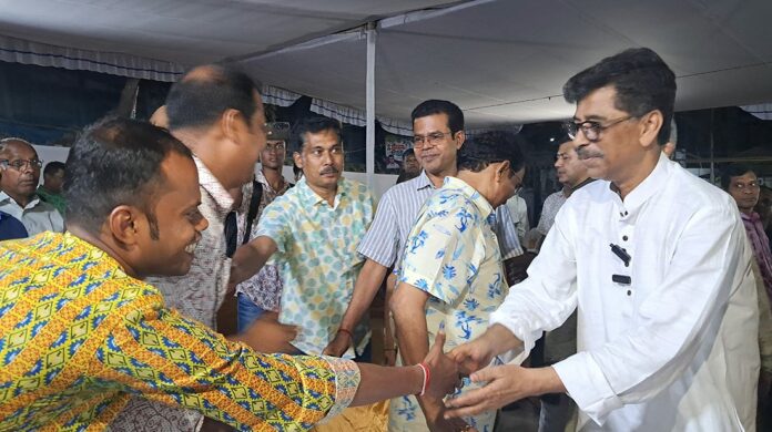 মাইনোরিটি মেজোরিটি মানি না, মাইনোরিটি বলে অন্যকে খাটো করা হয়
