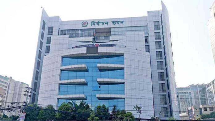 ইসি সূত্র জানায়, সংসদ নির্বাচনের জন্য ব্যালট পেপার, ২১ প্রকার ফরম, ১৭ প্রকার প্যাকেট, পাঁচ প্রকার পরিচয়পত্র, আচরণবিধি, প্রতীকের পোস্টার, নির্বাচন পরিচালনা ম্যানুয়েল, প্রশিক্ষণ ম্যানুয়েল, নির্দেশিকাসহ ৫৩ ধরনের নির্বাচনী সামগ্রী ছাপাতে হয়। এ নিয়ে নির্বাচন কমিশন ১৫ এপ্রিল মুদ্রণ ও প্রকাশনা অধিদপ্তরের সঙ্গে বৈঠক করেছে। বৈঠকে জানানো হয়, এসব ছাপানোর জন্য কাগজ কিনতে ৩ থেকে ৪ মাস লাগবে। নির্বাচন ব্যবস্থা সংস্কার কমিশন বিদ্যমান পোস্টাল ব্যালটের পাশাপাশি অনলাইন ভোটিং ব্যবস্থার সুপারিশ করেছে। এর সঙ্গে প্রক্সি ভোটও যুক্ত করার উদ্যোগ নিয়েছে কমিশন। এ জন্য প্রযুক্তিবিদদের সঙ্গে সম্প্রতি একটি কর্মশালাও করেছে। ইসি আগামী মঙ্গলবার ও বুধবার রাজনৈতিক দল, গণমাধ্যমসহ অন্যান্য অংশীজনের সঙ্গে প্রবাসীদের ভোট দেওয়ার সুযোগের বিষয়ে বৈঠক করবে। এ ছাড়া পর্যবেক্ষক, ভোটকেন্দ্র নীতিমালা ও আচরণবিধি, সীমানা পুনর্নির্ধারণ আইন সংশোধনের কাজ চলছে ইসিতে। নতুন রাজনৈতিক দলের নিবন্ধন ও নতুন ভোটার নিবন্ধনের কাজও চলমান। প্রথম বিজ্ঞপ্তি অনুযায়ী ভোটার হওয়ার আবেদনের শেষ সময় ছিল ২০ এপ্রিল। পরে তা ২২ জুন পর্যন্ত বাড়ানো হয়েছে। ইসির ২ মার্চ দেওয়া তথ্য অনুযায়ী, দেশে বর্তমানে মোট ১২ কোটি ৩৭ লাখ ৩২ হাজার ২৭৪ জন ভোটার রয়েছেন। তাঁদের মধ্যে পুরুষ ৬ কোটি ৩৩ লাখ ৬১ হাজার ৬১৫, নারী ৬ কোটি ৩ লাখ ৬৯ হাজার ৬৬৫ এবং ৯৯৪ জন হিজড়া ভোটার। চলমান ভোটার নিবন্ধন কার্যক্রম শেষে আগামী সংসদ নির্বাচনে আরও ৪০ লাখের বেশি নতুন ভোটার যুক্ত হতে পারেন বলে সংশ্লিষ্ট সূত্রে জানা গেছে।
