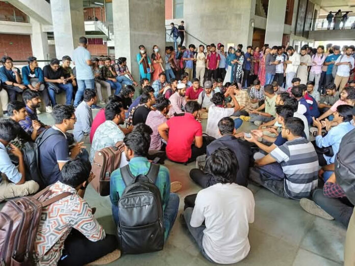 আন্দোলনের মুখে ইউনাইটেড ইন্টারন্যাশনাল ইউনিভার্সিটির ভিসিসহ ১১ কর্মকর্তার পদত্যাগ