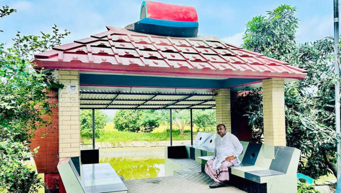 দল ছাড়ার ঘোষণা দিয়ে নৌকার প্রতিকৃতি ভাঙলেন আওয়ামী লীগ নেতা