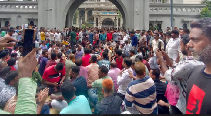 ইশরাককে মেয়রের দায়িত্ব বুঝিয়ে দেওয়ার দাবিতে বিক্ষোভ চলছে