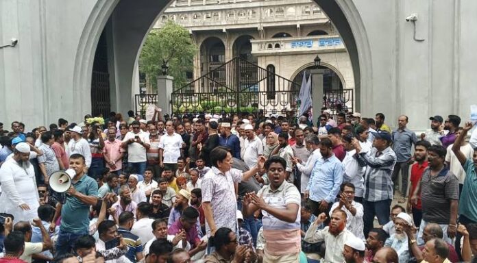 নগর ভবনে টানা চতুর্থ দিনের মতো ইশরাক সমর্থকদের বিক্ষোভ