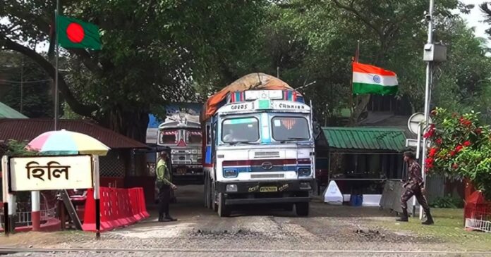 ভারতে স্থলবন্দর দিয়ে বাংলাদেশি তৈরি পোশাকসহ বেশকিছু পণ্য প্রবেশে নিষেধাজ্ঞা