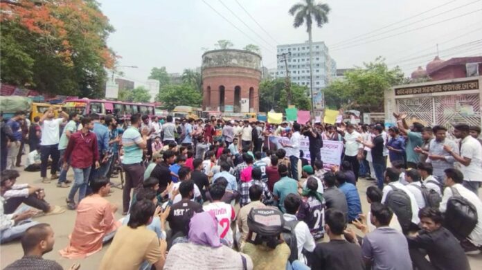 ৭ দাবিতে বিক্ষোভ করছেন কবি নজরুলের শিক্ষার্থীরা