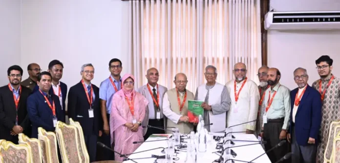 স্বাধীন ও স্থায়ী কমিশন গঠনের সুপারিশ করে প্রধান উপদেষ্টা অধ্যাপক মুহাম্মদ ইউনুসের কাছে চূড়ান্ত প্রতিবেদন জমা দিয়েছে স্বাস্থ্য বিষয়ক সংস্কার কমিশন। আজ সোমবার সকাল ১১টায় রাষ্ট্রীয় অতিথি ভবন যমুনায় জাতীয় অধ্যাপক ডা. এ কে আজাদ খানের নেতৃত্বে এই কমিশনের সদস্যরা প্রতিবেদন হস্তান্তর করেন। প্রধান উপদেষ্টার দপ্তরের এক বার্তায় এ তথ্য জানানো হয়েছে। প্রাথমিক স্বাস্থ্যসেবাকে বিনামূল্যে ও স্বতন্ত্র হেলথ ক্যাডার সার্ভিস গঠনের সুপারিশ করা হয়েছে প্রতিবেদনে। এছাড়াও সরকারি হাসপাতালে জনবল নিয়োগ, অত্যাবশ্যকীয় ওষুধের তালিকা বৃদ্ধি, রোগীদের বিদেশমুখীতা কমাতে নতুন হাসপাতাল নির্মাণের প্রস্তাব করেছে কমিশন। গত ২০২৪ সালের ১৭ই নভেম্বর বাংলাদেশ ডায়াবেটিক সমিতির সভাপতি জাতীয় অধ্যাপক এ কে আজাদ খানকে প্রধান করে ১২ সদস্যবিশিষ্ট স্বাস্থ্যখাত সংস্কার কমিশন গঠন করে অন্তর্বর্তী সরকার। কমিশন গঠনের ৯০ দিনের মধ্যে কমিশনের প্রতিবেদন অন্তর্বর্তী সরকারের প্রধানের কাছে জমা দেওয়ার কথা ছিল। পরে দুই দফায় সময় বাড়িয়ে প্রতিবেদন জমা দেওয়ার সময় ৩০শে এপ্রিল পর্যন্ত করা হয়। এর মধ্য দিয়ে দুই ধাপে গঠিত ১১ সংস্কার কমিশনের সবগুলো প্রতিবেদন প্রধান উপদেষ্টার দপ্তরে জমা পড়ল।