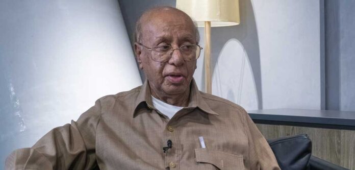 “এটা অনেক দেশেই আছে যেটা এবং এটা ইন প্রিন্সিপল সমর্থনযোগ্য। কিন্তু কথা হচ্ছে- এটাও আমি মনে করি, এই পদক্ষেপ নেওয়ার আগে বা এই অর্ডিন্যান্স জারি করার আগে এনবিআরের বর্তমান যে সমস্ত কর্মকর্তা-কর্মচারী আছে, তাদের সাথে আলোচনা করে সিদ্ধান্ত নিয়ে তাদের করা উচিত ছিল।” বাজেট সংকোচনমূলক করতে গিয়ে প্রয়োজনীয় খাতে যাতে হাত না দেওয়া হয়, সেই পরামর্শও দিয়েছেন তত্ত্বাবধায়ক সরকারের সাবেক এই অর্থ উপদেষ্টা। তিনি বলেন, “আমাদের দেশের সংকোচনমূলক বাজেটের মধ্যেও বিভিন্ন খাতে সরকারি ব্যয় বাড়ানোর দরকার আছে। “কাজেই সংকোচনমূলক বাজেট করতে গিয়ে যে প্রয়োজনীয় খাতে ব্যয়ের মাত্রা যাতে না কমে, সেটা নিশ্চিত করা লাগবে। তার মধ্যে যেমন আমরা সামাজিক নিরাপত্তার কথা বলেছি। এছাড়াও স্বাস্থ্য খাত, শিক্ষা খাত, তারপরে অবকাঠামো খাত। এইসব জায়গায় যাতে বরাদ্দের মাত্রা না কমে, সেটা নিশ্চিত করা লাগবে।”