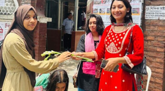 নতুন ছাত্রীদের বরণ করে নিচ্ছেন ছাত্রদলের নেত্রীরা