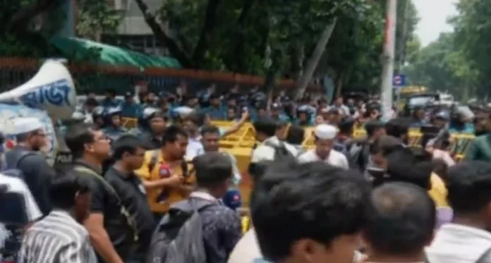 ‘বিতর্কিত’ আমলাদের অপসারণ চেয়ে মিছিলে পুলিশের বাধা