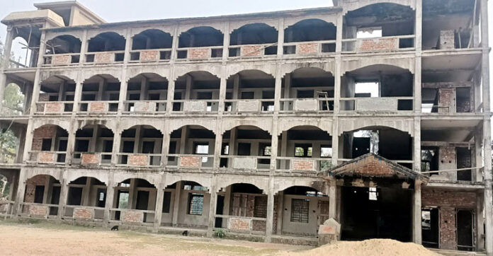১৮শ মাদরাসার উন্নয়ন, ৭৩৬ ঠিকাদারের ৪৩৪ জনই লাপাত্তা