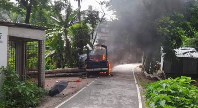গোপালগঞ্জে আওয়ামী লীগ-ছাত্রলীগের তান্ডব, পুলিশ ও ইউএনও’র গাড়ি ভাংচুর, আগুন