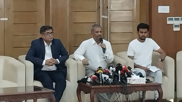 আইন উপদেষ্টা জানান, কেন গ্রেপ্তার করা হয়েছে, কে গ্রেপ্তার করেছে, গ্রেপ্তারের পর পরিবারের কার সঙ্গে যোগাযোগ করা হয়েছে সেসব তথ্য লিখিত থাকতে হবে। এ ছাড়া গ্রেপ্তারকৃতদের তালিকা পুলিশ সদর দপ্তরে থাকতে হবে। ৫৪ ধারায় পরিবর্তন আনা হয়েছে জানিয়ে আইন উপদেষ্টা বলেন, পুলিশের সামনে অপরাধ করেছেন এমন হয়ে থাকলে সে ক্ষেত্রে পুলিশ গ্রেপ্তার করতে পারবে। অথবা পালিয়ে যাওয়ার আশঙ্কা থাকলে তাকেও গ্রেপ্তার করতে পারবে। অনলাইনে বেইল বন্ড এবং ডিজিটাল সমনের ব্যবস্থা রাখা হয়েছে।