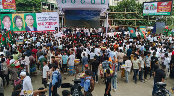 সমাবেশে অংশ নিতে শাহবাগে জড়ো হচ্ছেন ছাত্রদলের নেতাকর্মীরা