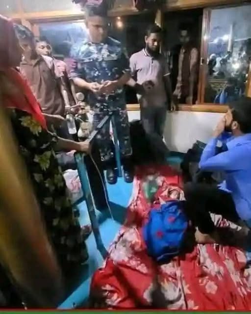 তেমনই একটি ঘটনা ঘটেছে সম্প্রতি ঢাকাগামী একটি লঞ্চে। ভোলা থেকে ঢাকার উদ্দেশ্যে ছেড়ে এমভি দোয়েল পাখি-১০ লঞ্চটিতে একদিনের নবজাতককে নিয়ে ঢাকায় আসছিলেন এক দম্পতি।