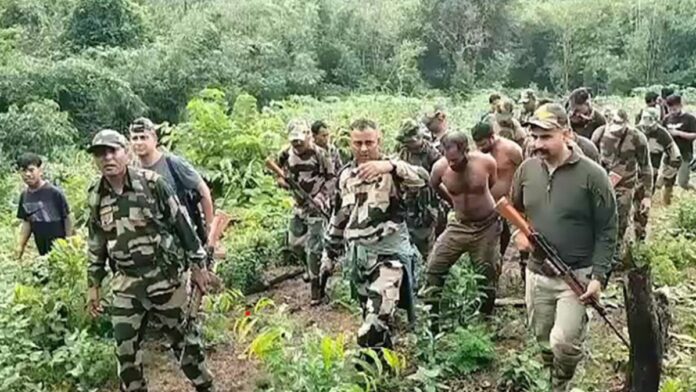 ভারতে আটক ৫ বাংলাদেশি, নিজেদের আওয়ামী লীগ কর্মী ও পুলিশ সদস্য দাবি
