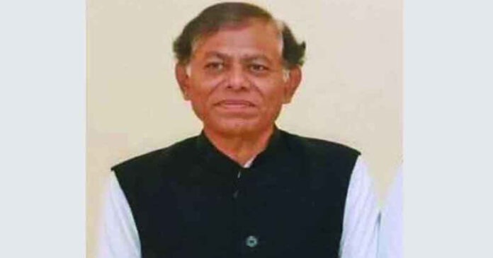 সাবেক সংসদ সদস্য (এমপি) ও ঝিনাইদহ জেলা আওয়ামী লীগের সভাপতি শফিকুল ইসলাম অপুকে গ্রেপ্তার করা হয়েছে। রোববার (১৭ আগস্ট) রাত সাড়ে ৯টার দিকে ঢাকার ধানমন্ডি এলাকার নিজ বাসা থেকে মহানগর গোয়েন্দা পুলিশ তাকে গ্রেপ্তার করে। শফিকুল ইসলাম অপুর বিরুদ্ধে তিনটি মামলা রয়েছে। ঝিনাইদহ জেলা পুলিশ সূত্রে জানা গেছে, ২০২৪ সালের ৫ আগস্ট থেকে তিনি পলাতক ছিলেন। তার বিরুদ্ধে ঝিনাইদহ জেলা বিএনপির অফিস ভাঙচুর অগ্নিসংযোগ, জেলা বিএনপির সভাপতির বাসভবনে অগ্নিসংযোগসহ অন্তত তিনটি মামলা রয়েছে। এ ছাড়া গত বছরের ৪ আগস্ট ঝিনাইদহে আন্দোলনরত ছাত্র জনতার ওপর হামলার ঘটনায় দায়ের করা মামলার আসামি তিনি। ওইসব মামলা গোয়েন্দা তথ্যের ভিত্তিতে সাবেক এমপি শফিকুল ইসলাম অপুকে গ্রেপ্তার করা হয়েছে। তাকে জিজ্ঞাসাবাদের জন্য ঝিনাইদহে আনা হচ্ছে। ঝিনাইদহ সদর থানার ভারপ্রাপ্ত কর্মকর্তা (ওসি) আব্দুল্লাহ আল মামুন এসব তথ্য নিশ্চিত করে বলেন, ঝিনাইদহ জেলা আওয়ামী লীগের সভাপতি শফিকুল ইসলাম অপু গ্রেপ্তার হয়েছেন। তাকে ঢাকার একটি বাসা থেকে ডিবি পুলিশ তাকে গ্রেপ্তার করে। তাকে ঝিনাইদহে আনা হচ্ছে। তার বিরুদ্ধে একাধিক মামলা রয়েছে। সোমবার (১৮ আগস্ট) সকালে তাকে আদালতে তোলা হবে।