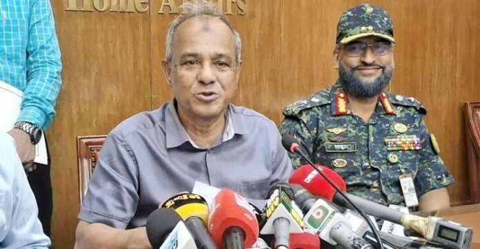 পুলিশের লুট হওয়া অস্ত্রের খোঁজ দিলে মিলবে পুরস্কার: স্বরাষ্ট্র উপদেষ্টা