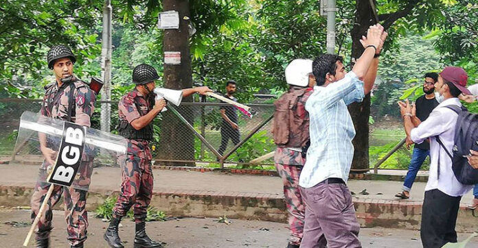 সরকারের নমনীয়তায় গুজবের মাঠে আওয়ামী দোসররা