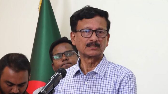 গুমের শিকার অন্তত ৩০০ জন এখনো ফেরেননি ক্ষমতাচ্যুত প্রধানমন্ত্রী শেখ হাসিনার সাড়ে ১৫ বছরের শাসনামলে গুম যেন এক ভয়াবহ শব্দে পরিণত হয়েছিল। রাষ্ট্রীয় বাহিনীকে ব্যবহার করে রাজনৈতিক প্রতিপক্ষ, সমালোচক কিংবা ভিন্নমতের মানুষকে বিভিন্ন সময়ে তুলে নেওয়া হয়েছিল। তাঁদের কারও কারও লাশ পাওয়া গেলেও অনেকের এখনো সন্ধান পাওয়া যায়নি। গুমসংক্রান্ত তদন্ত কমিশনের হিসাব অনুযায়ী, এখনো নিখোঁজ রয়েছেন অন্তত ৩০০ জন। তাঁদের অনেকেরই ফেরার সম্ভাবনা ক্ষীণ বলে মনে করছে কমিশন। এমন প্রেক্ষাপটে আজ পালিত হচ্ছে আন্তর্জাতিক গুম প্রতিরোধ দিবস। গত বছরের ২৯ আগস্ট গুমবিরোধী আন্তর্জাতিক সনদে স্বাক্ষর করে বাংলাদেশ। এর দুদিন আগে, ২৭ আগস্ট বর্তমান অন্তর্বর্তী সরকার আইনশৃঙ্খলা রক্ষাকারী বাহিনীর হাতে গুমের ঘটনা তদন্তে কমিশন গঠন করে। গুম কমিশন সূত্রে জানা গেছে, এ পর্যন্ত ১৮৫০টি অভিযোগ জমা পড়েছে কমিশনে। এখনও নিখোঁজ ৩শ জনের মধ্যে ২১১ জনই আইনশৃঙ্খলা বাহিনীর মাধ্যমে গুমের শিকার। আর যারা ফিরেছেন তাদের ২৫৩ জনের বিষয়ে একটি রিপোর্ট সরকারের কাছে দিয়েছে কমিশন। সেখানে গুমের শিকার ওইসব ব্যক্তিদের ওপর নির্যাতনের ধরন কেমন ছিল তার বিস্তারিত তুলে ধরা হয়েছে। এদিকে, ‘গুম প্রতিরোধ, প্রতিকার ও সুরক্ষা অধ্যাদেশ, ২০২৫’–এর খসড়া নীতিগত অনুমোদন দিয়েছে অন্তর্বর্তী সরকারের উপদেষ্টা পরিষদ। প্রস্তাবিত আইনে গুম করার অপরাধের জন্য মৃত্যুদণ্ডসহ কঠোর শাস্তির বিধান রাখা হয়েছে। গত বৃহস্পতিবার উপদেষ্টা পরিষদের বৈঠকে অধ্যাদেশের খসড়াটি নীতিগত অনুমোদন দেয়া হয়েছে। প্রধান উপদেষ্টার প্রেস সচিব শফিকুল আলম জানান, গুম প্রতিরোধ, প্রতিকার ও সুরক্ষাসংক্রান্ত বিশেষ ট্রাইব্যুনাল গঠন, অভিযোগ গঠনের ১২০ দিনের মধ্যে বিচার সম্পন্নের বাধ্যবাধকতা, ভুক্তভোগী, তথ্য প্রদানকারী ও সাক্ষীর অধিকার সুরক্ষা, ভুক্তভোগীর ক্ষতিপূরণ ও আইনগত সহায়তার নিশ্চয়তার বিধানও রাখা হয়েছে প্রস্তাবিত অধ্যাদেশে। জেড নিউজ, ঢাকা।