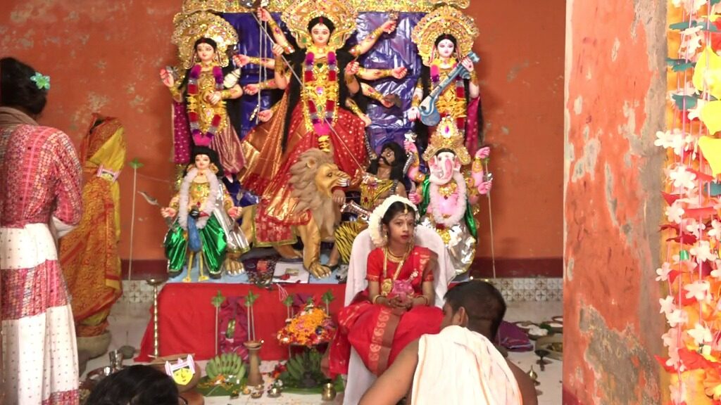 উৎসবমুখর পরিবেশে নাটোরে কুমারী পূজা অনুষ্ঠিত