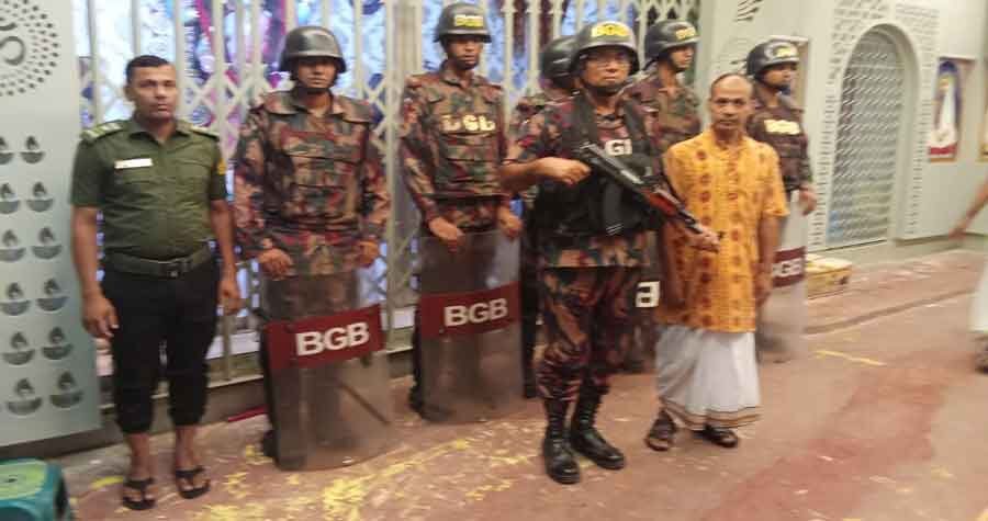 বোধনে দেবীর নিদ্রা ভাঙার বন্দনা, কাল মহাষষ্ঠী: নিরাপত্তায় ৪৩০ প্লাটুন বিজিবি