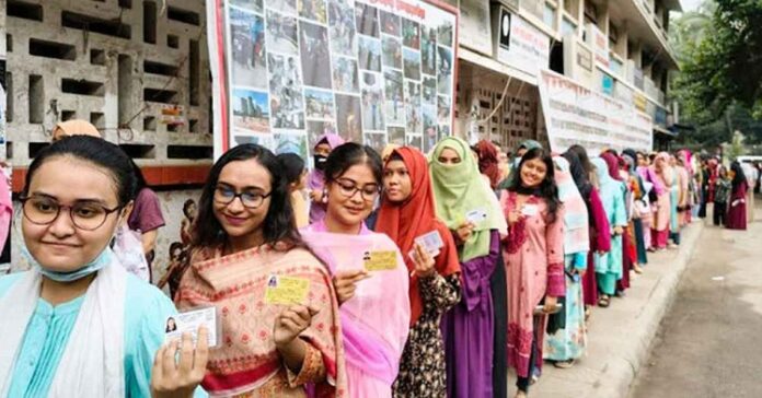 উৎসবমুখর ডাকসু নির্বাচন, নারী ভোটারদের উপস্থিতি চোখে পড়ার মতো