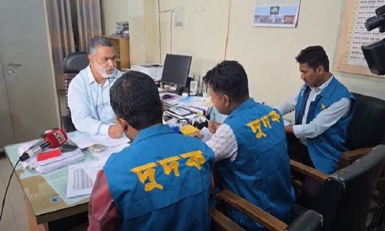 দুদকের অভিযান ,চট্টগ্রাম শিক্ষা বোর্ডে