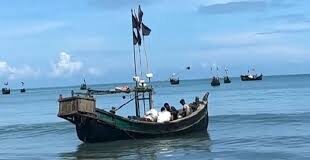 সেন্টমার্টিন উপকূল থেকে পাঁচ ট্রলারসহ ৪০ জেলে ধরে নিয়ে গেছে আরাকান আর্মি সেন্টমার্টিন উপকূল থেকে পাঁচ ট্রলারসহ ৪০ জেলে ধরে নিয়ে গেছে আরাকান আর্মি