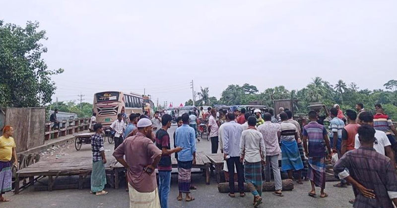 ফরিদপুরে মহাসড়ক অবরোধ: দ্বিতীয় দিনেও ঢাকার সঙ্গে ২১ জেলার যোগাযোগ বিচ্ছিন্ন
