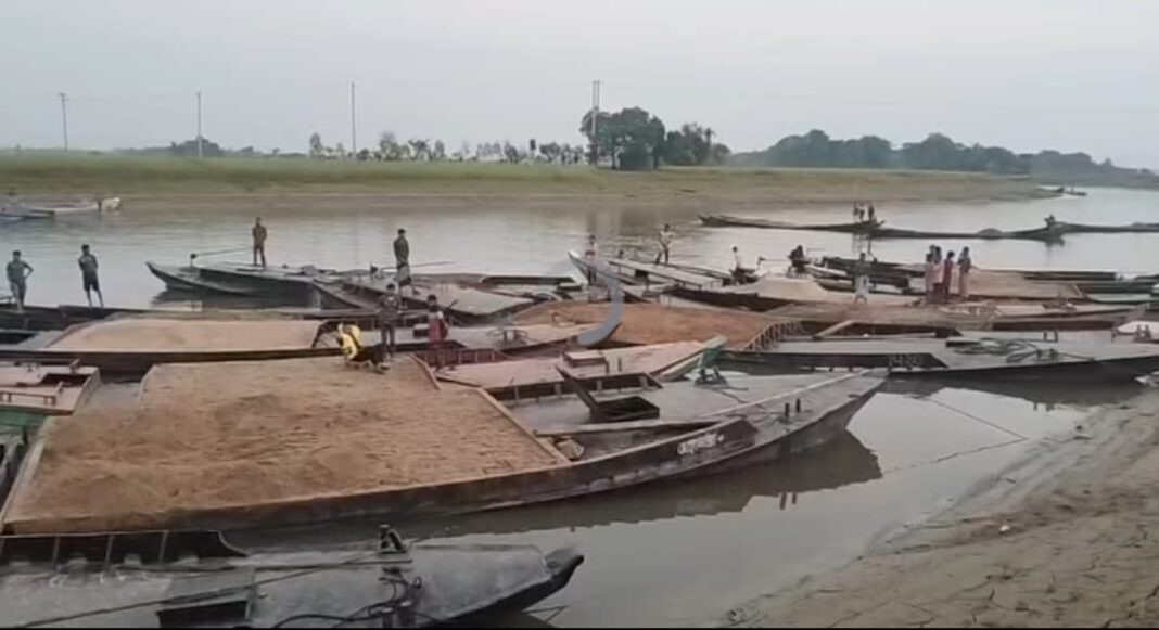 সুনামগঞ্জের ধোপাজান নদীতে রাতের আঁধারে বালু হরিলুট