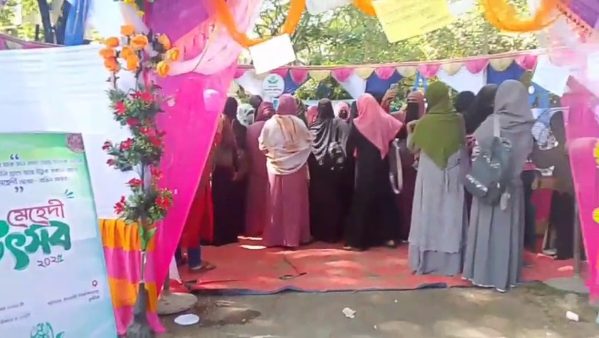 মেহেদী উৎসবের মাধ্যমে প্রকাশ্যে ইবি ছাত্রীসংস্থা